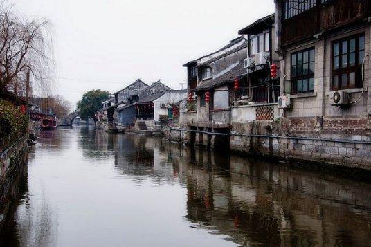 14岁重孙子生病输液，一米八的大高个倚靠在太奶奶身上